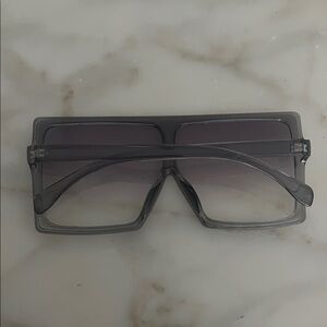 LIKE NEW LARGE GREY-CLEAR SUNGLASSES WITH GRADIENT LENSE